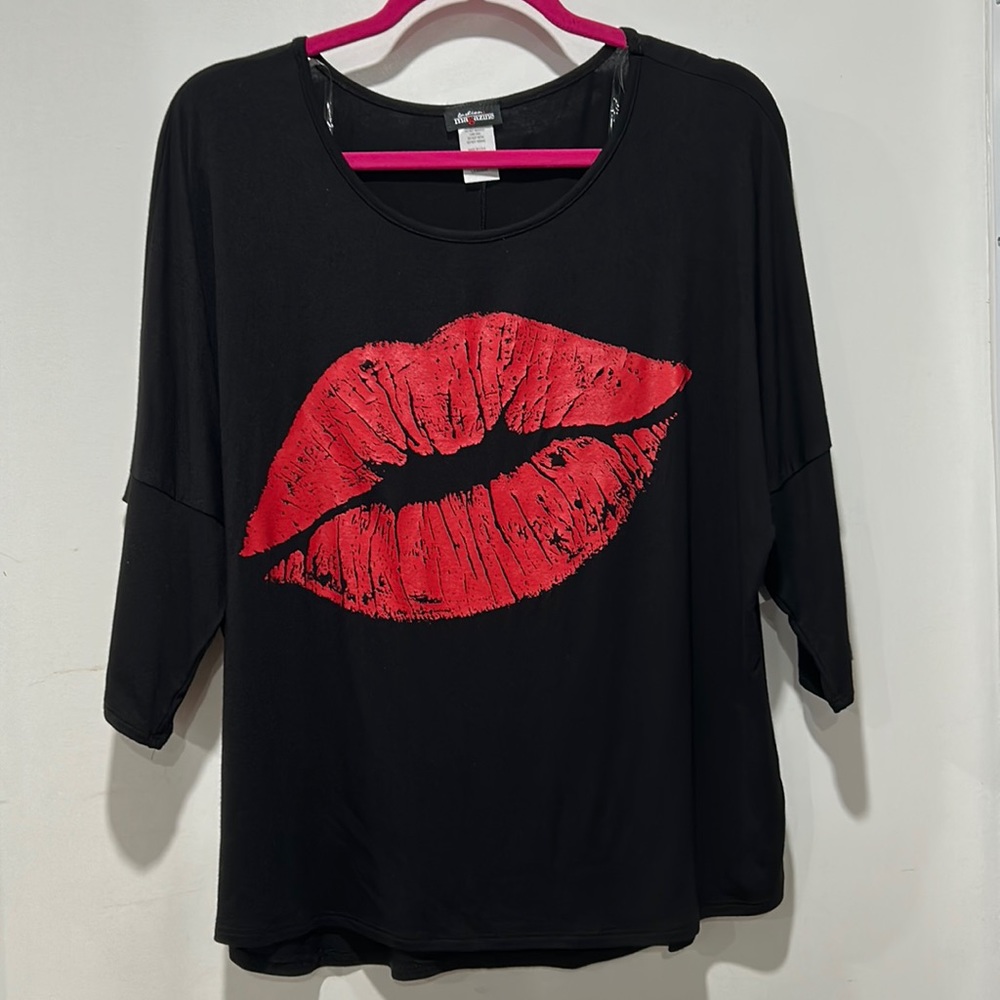 NWOT Fashion Magazine large kissy lips black shirt 25x 24 inches at stretch